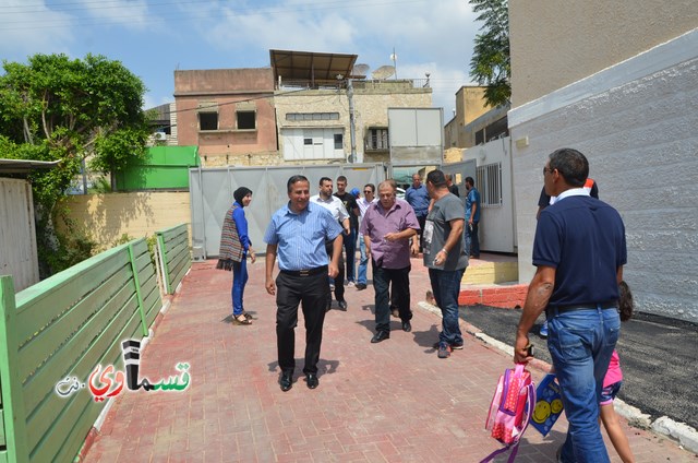 كفرقاسم- فيديو : رئيس البلدية عادل بدير والاستاذ وليد طه يفتتحون العام الدراسي باتقان وسط  فرحة عارمة للطلاب والاهالي 